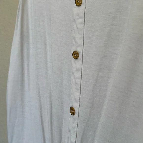Charlotte Russe | White Tie-Front Gold Button Tank - Picture 6 of 8